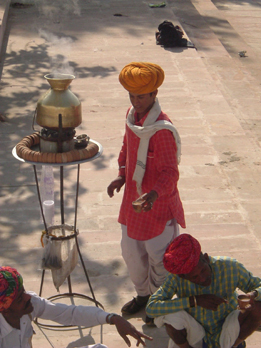 Venditore de tè a Pushkar, India